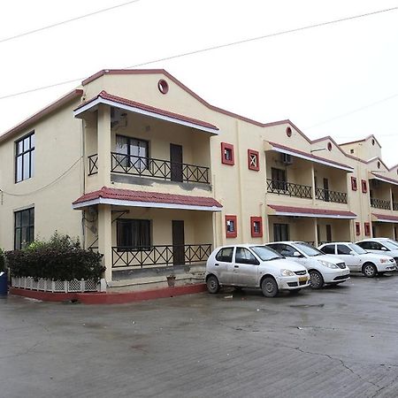 Leo Resorts Junagadh Exteriör bild