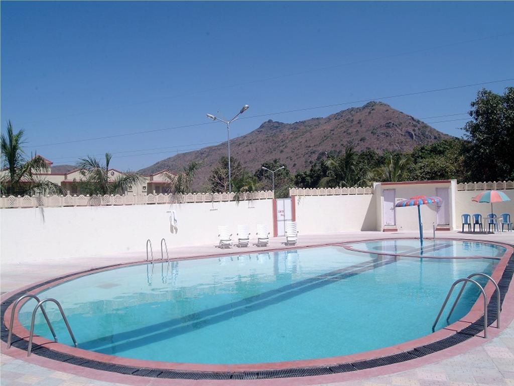 Leo Resorts Junagadh Exteriör bild