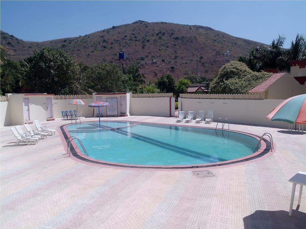 Leo Resorts Junagadh Exteriör bild